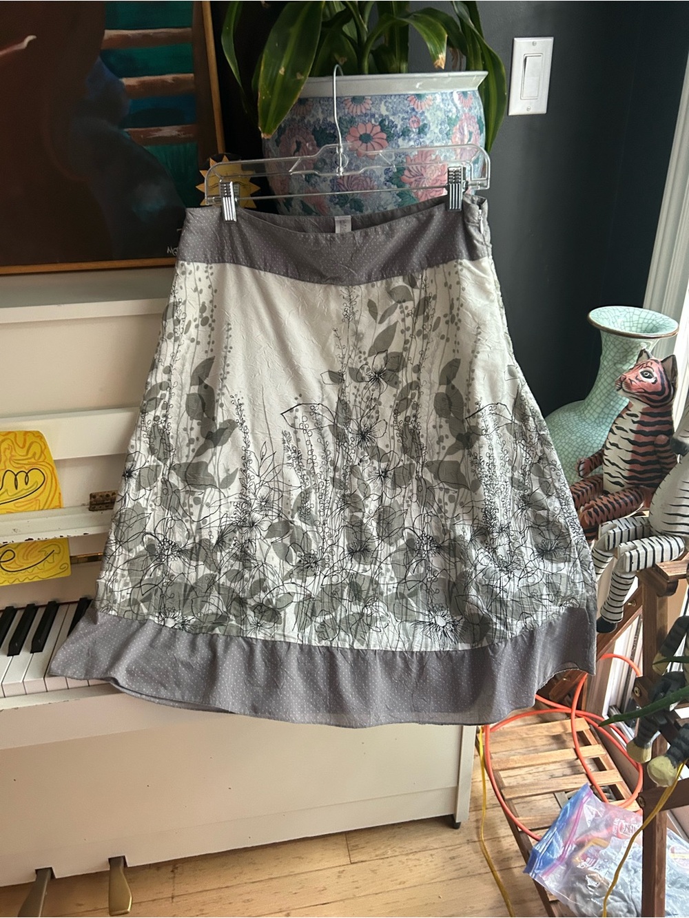 Point Zero Grey Ivory Floral A-Line Midi Skirt Size 7/8